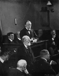 チャーチル、シドニーストリートの事件に関する証拠を提供、1911年、1945年