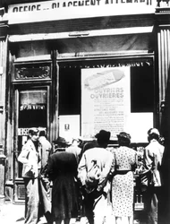 1940年から1944年までのドイツの労働者募集事務所の外のパリの市民