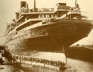 ドライドックでマジェスティックの船体を洗浄、c1930。