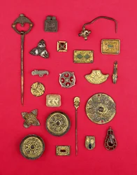 紀元1世紀から7世紀の金銅製マウント、受け皿、十字架型のブローチ、メロビンジアンのペンダントなど、アングロサクソンとケルトのジュエリーコレクション（ブロンズ製
