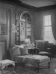 書棚、ミスアンモーガンの家、ニューヨーク市、1924年を示す図書館の快適なコーナー
