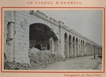 Commune de Paris (1871): 1871年5月、パリのオートゥイユ高架橋の風景。Pierre Pepetitの写真。厚紙にプリント、Dim.9x5,4 cm