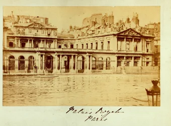 パリのコミューン（1871年）：パレ・ロワイヤル（Palais-Royal）のデットリューの様子。匿名の写真撮影。厚紙にプリント Dim.15x10 cm