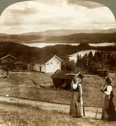 干し草の時期の田舎の女の子-ボルケスホ湖とフォルスホ湖を越え、ノルウェーのヒミンゲン山、c1905。
