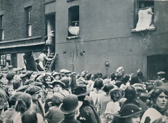 ポプラ、1914年にドイツの家の略奪を見て群衆