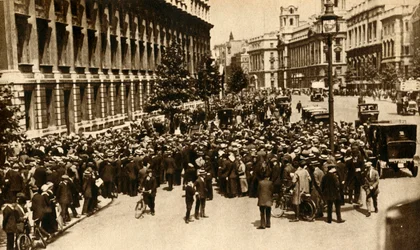 1913年7月、戦争に関するニュースをロンドンのダウニングストリートの外で待っている群衆。