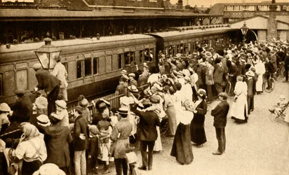 第一次世界大戦、戦争、イギリス、1914年、1933年に戦うために去る軍隊を振り切っている群衆。