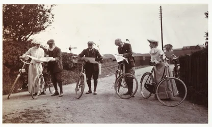 地図を見る自転車乗りたち（1900年頃