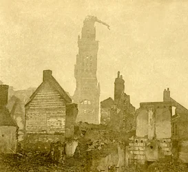 ノートルダムドブレビエールの損傷した尖塔、北フランス、アルバート、c1915-c1918