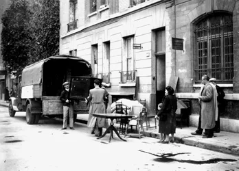 1942年4月、ユダヤ人からRAF爆撃の犠牲者へのパリの家具の配達