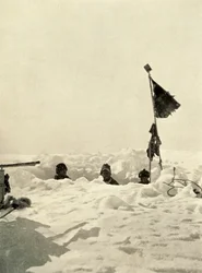 デポを覆う雪の深さを確認するために掘る、c1908、1909。