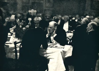 1932年、1945年、バーリントンハウスで外食。