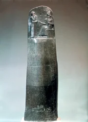 紀元前18世紀のハンムラビの法則が刻まれた閃緑岩の石碑