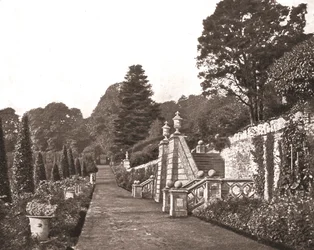 ドラモンド城の庭園、スコットランド、パースシャー、1894。