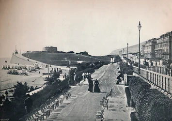 イーストボーン-ウィッシュタワーを示す遊歩道の一部、1895年