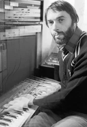 エドゥアルテアルテミエフ、ロシアの作曲家、1984年。