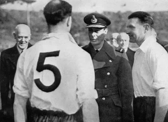 イギリスのサッカー選手エディハプグッドミーティングキングジョージVI、c1937-c1944