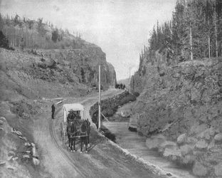 アメリカ合衆国、イエローストーンパークへの入り口、c1900。