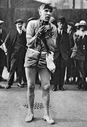 エスケイパロジスト、ロンドン、ピットキューで劇場の観客を楽しませる1926年〜1927年