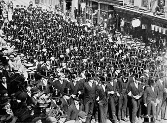 1910年、バークシャー州ウィンザーブリッジでの宣言の朗読を聞くイートンボーイズ