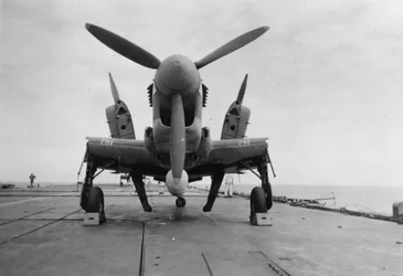 ハンガーリフトに輸送する準備ができているフェアリーファイアフライ航空機、HMSヴェネラブル、1945年