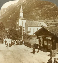 家族と隣人、夏の日曜日の朝に村の教会、オッデ、ノルウェー、c1905。