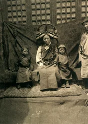 ティンリ知事の家族、c1918-c1939。