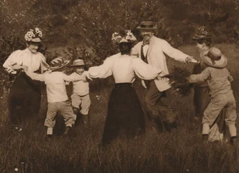 家族がフィールドでゲームをする、1937