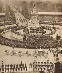 トランペットのファンファーレ、ドラムのロール、1937年5月12日