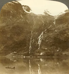 山のふもとにあるイリの農家-イリはノルウェー、c1905の氷河に落ちます。
