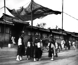 日本、韓国、1900年の天皇を称える祭り