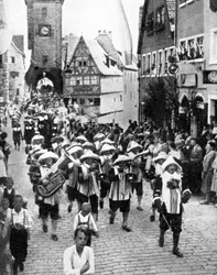 中世の旧市街、ローテンブルクオプデアタウバー、バイエルン州、ドイツ、1936年のお祭り