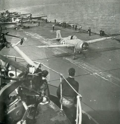 航空母艦、第二次世界大戦、c1943の戦闘機。