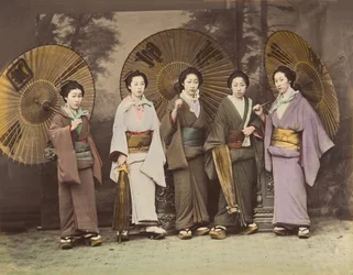 [日傘をさした民族衣装の日本女性5人」1870年代