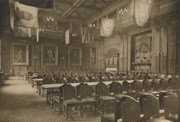 食料品の強力な会社がその宴会を開催する旗吊りの大ホール、c1935。