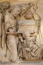 フルーリー修道院のバジリカ北門の彫刻：聖ベネディクトの聖遺物箱 サン・ブノワ・シュル・ロワール フランス