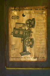 旧ホテル（Hostal Vell - la Toranesa）。内装です。映写室。映写機（Ossa Pergam tipo PVIII）。詳細。映写機のオリジナルマニュアル。