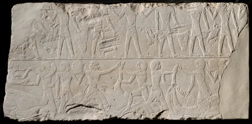 供物の担ぎ手と肉屋、エジプト、古王国、王朝中期を描いた墓壁の断片...