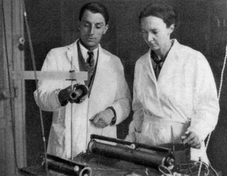 フレデリックジョリオとアイリーンジョリオキュリー、フランスの科学者、1935年