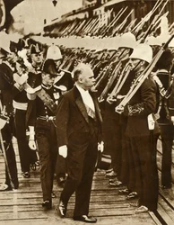 1935年6月1913年6月19日、ポーツマスでプリンスオブウェールズのエドワードとフランスのレイモンドポアンカレ大統領。