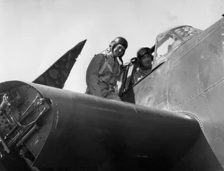 アメリカのロードアイランド州クオンセットの海軍航空基地で訓練を受けているフランスの航空関係者、1951年
