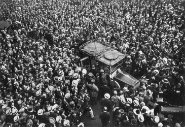 1917年の第一次世界大戦、パリ、ホテルクリヨン、パリシングとジョッフルを応援するフランスの群衆
