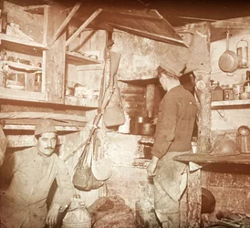 捕らえられたドイツ人将校の台所にいるフランスの兵士、c1914-c1918