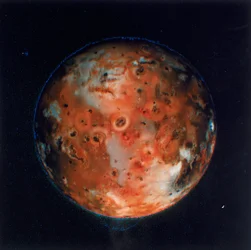 1979年の木星の衛星の1つであるイオの全景