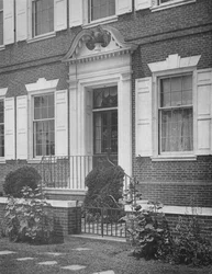 1924年、ニューヨーク市のミスアンモーガンの家への庭の入り口