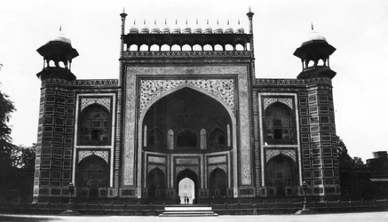 1916〜1917年、インドのアグラにあるタージマハルへの玄関口