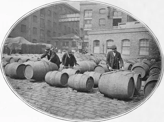 ロンドンドックでワイン樽を測定する、c1900 1901