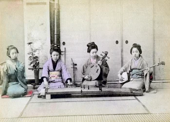 伝統的な楽器を演奏する芸者、日本、1880