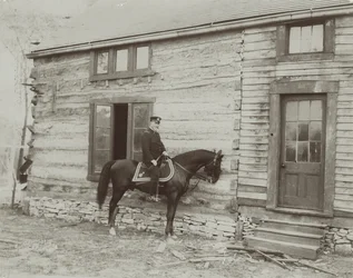 父ユリシーズ・S・グラントが建てた小屋（Hardscrabble）の前で馬に乗るフレデリック・デント・グラント将軍