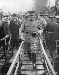 1926年6月1917年6月、ブローカーに到着したジョンジョセフブラックジャックパーシング将軍